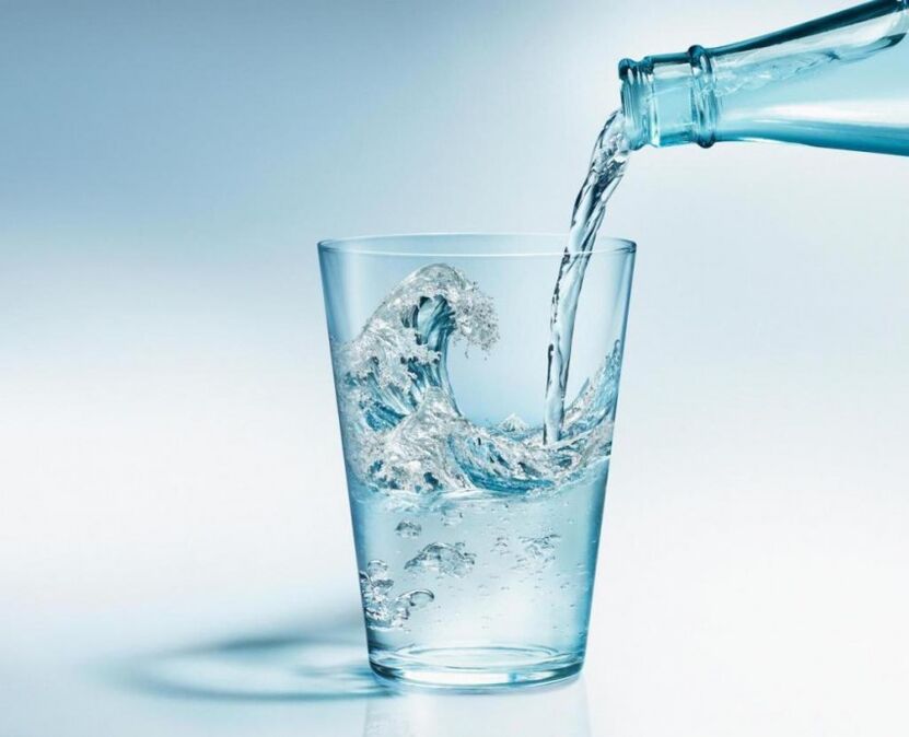 Во время диеты необходимо пить много чистой воды. 